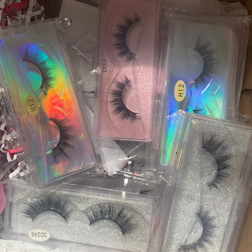 Box Of Lashes. 11pair With 5 Eyelash Appliers.